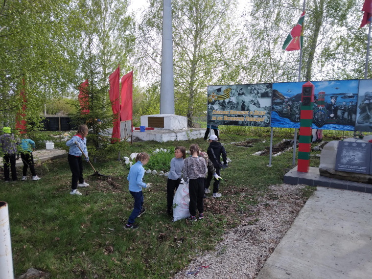 Субботник по уборке памятников..