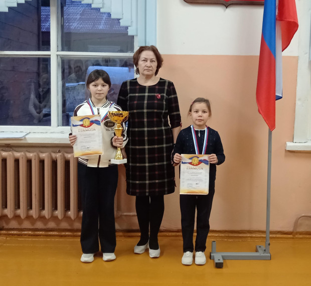 На линейке были вручены грамоты и кубки..