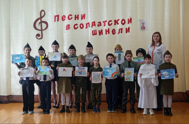 Выставка детских рисунков «Под мирным небом»..