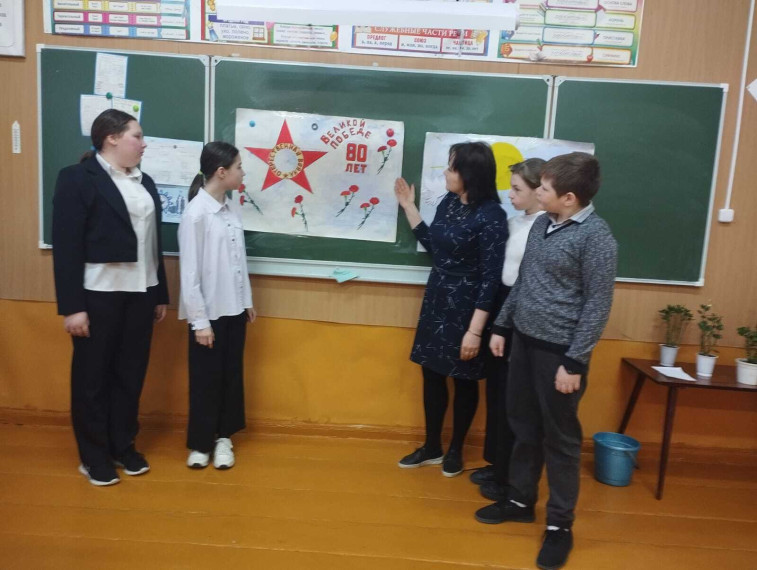 В школе прошел классный час на тему "Подвиг ваш не забыт...".
